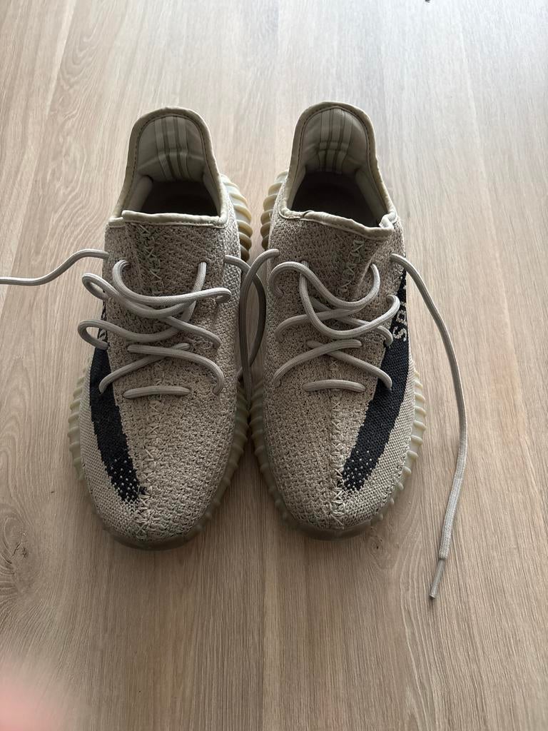 Yeezy Boost 350 V2 Slate - Maat 43, Kleding | Heren, Schoenen, Ophalen of Verzenden, Gedragen, Overige kleuren, Sneakers of Gympen