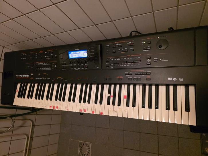 Te koop een mooie   roland  g 1000  keyboard, Muziek en Instrumenten, Keyboards, Gebruikt, 61 toetsen, Roland, Met standaard, Ophalen of Verzenden
