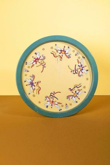 Vintage dienblad geel met illustratie van kermis paarden beschikbaar voor biedingen