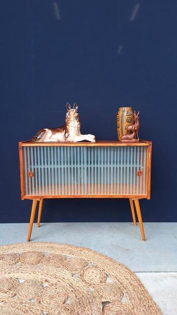 Vintage kastje met schuifdeurtjes, gestreept glas, kast beschikbaar voor biedingen