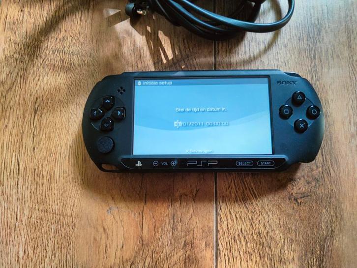 PSP black handheld 1004E Street met Sony oplader, Spelcomputers en Games, Spelcomputers | Sony PSP, Zo goed als nieuw, PSP, Ophalen of Verzenden