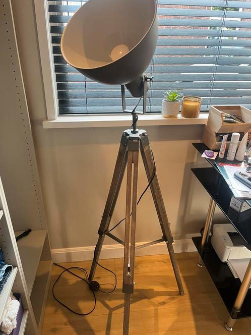 💡 Vloerlamp in Industriële Stijl, Huis en Inrichting, Lampen | Vloerlampen, Zo goed als nieuw, Ophalen