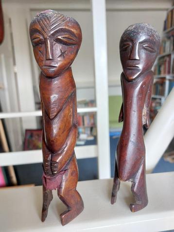 Afrikaanse beelden c.q. handspiegels beschikbaar voor biedingen