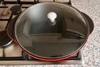Wok pan met deksel 34 cm diameter met vlakke bodem Gietijzer, Huis en Inrichting, Keuken | Potten en Pannen, Ophalen of Verzenden