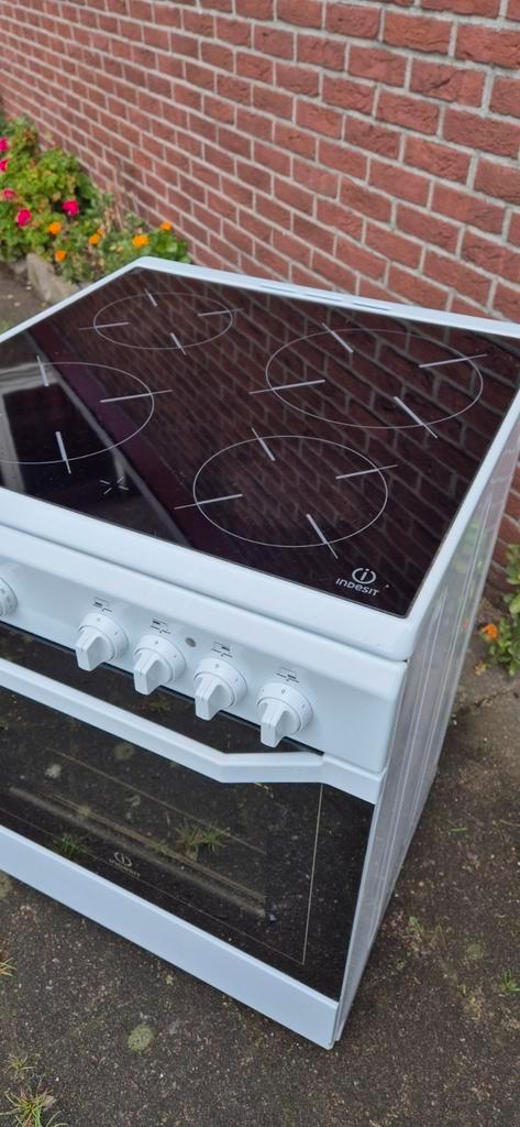 Indesit fornuis wit, Witgoed en Apparatuur, Fornuizen, Zo goed als nieuw, Vrijstaand, Keramisch, 4 kookzones, 85 tot 90 cm, 45 tot 60 cm