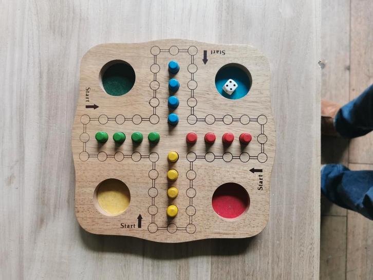 Houten Mens Erger je Niet Bordspel, Hobby en Vrije tijd, Gezelschapsspellen | Bordspellen, Zo goed als nieuw, Drie of vier spelers