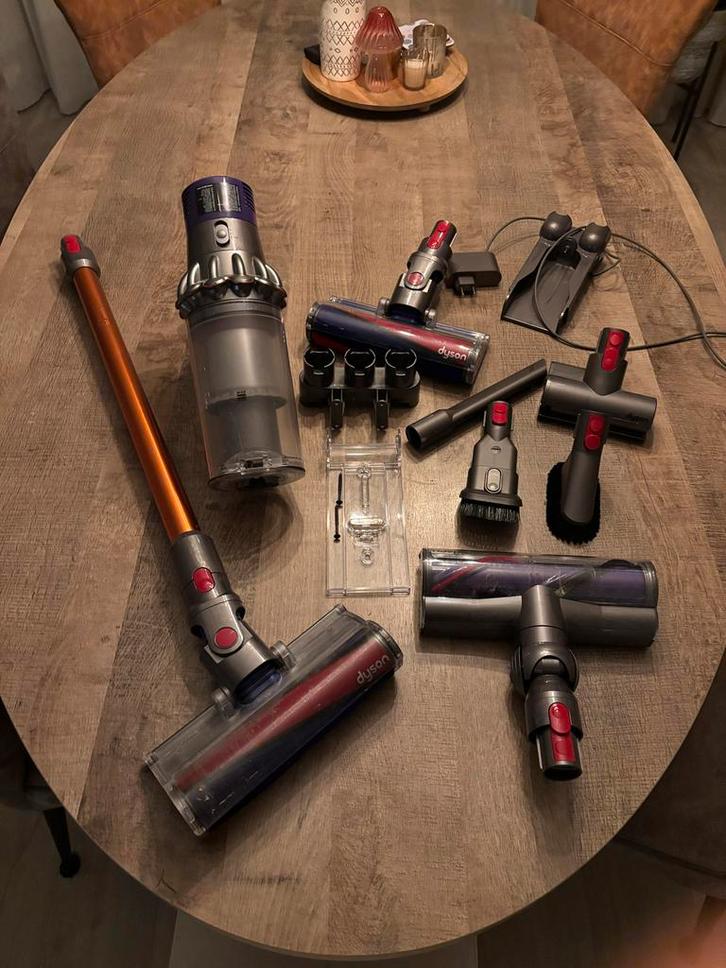 Dyson Cyclone V10 snoerloze stofzuiger met toebehoren, Witgoed en Apparatuur, Stofzuigers, Gebruikt, Stofzuiger, Minder dan 1200 watt