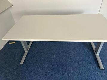 Bureau (3 stuks) beschikbaar voor biedingen