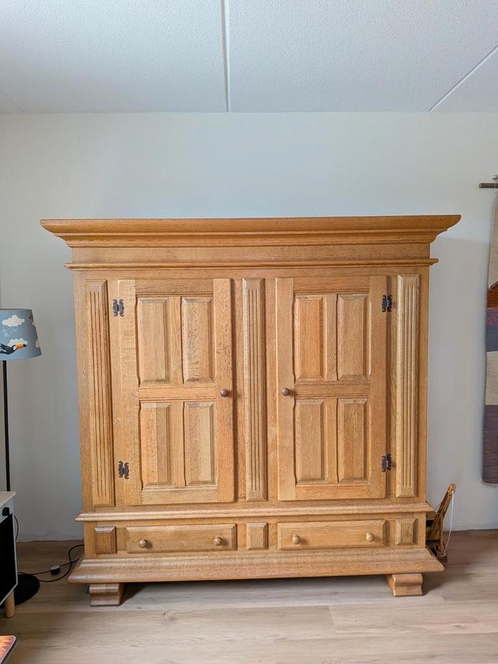 Grote eiken kast (beschadigd), Huis en Inrichting, Kasten | Kledingkasten, Gebruikt, 200 cm of meer, 200 cm of meer, 25 tot 50 cm