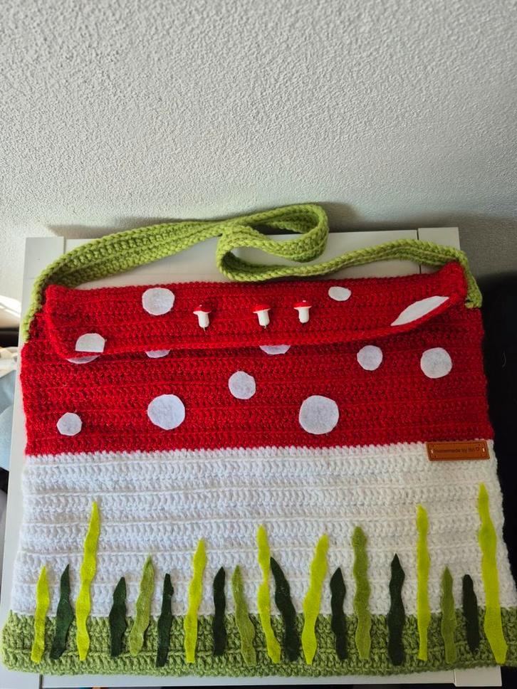 Zelfgehaakte Schoudertas Paddenstoel, Sieraden, Tassen en Uiterlijk, Tassen | Schoudertassen, Nieuw, Ophalen of Verzenden