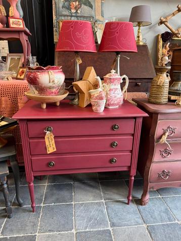Burgundy lade kastje beschikbaar voor biedingen