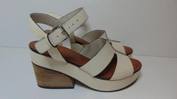 Mooie Licht beige leren Notre V sandalen met hakje maat 39   beschikbaar voor biedingen