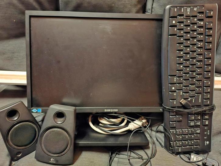 Computerset: Toetsenbord, Scherm & Boxen, Computers en Software, Monitoren, Gebruikt, 60 Hz of minder, DVI, VGA, Ingebouwde speakers
