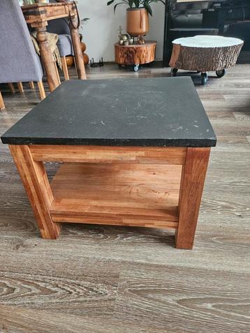 2 Teak Bijzettafels met Stenen Blad beschikbaar voor biedingen