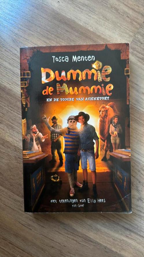 Tosca Menten - Dummie de mummie en de tombe van Achnetoet, Boeken, Kinderboeken | Jeugd | 10 tot 12 jaar, Gelezen, Ophalen of Verzenden