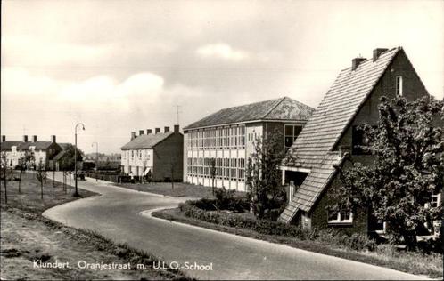 Klundert Oranjestraat + U.L.O. school, Verzamelen, Ansichtkaarten | Nederland, Gelopen, Noord-Brabant, 1960 tot 1980, Verzenden