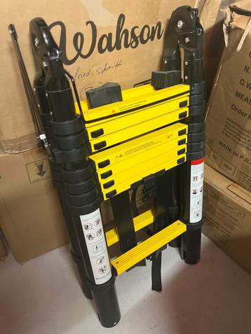 Inklapbare Ladder met Voetsteunen beschikbaar voor biedingen