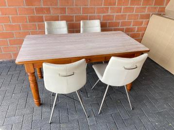 Tafel in grenen met 4 stoelen in lederlook  beschikbaar voor biedingen