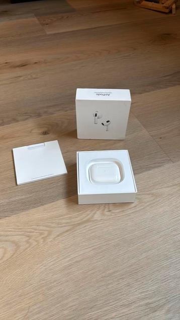 AirPods 3 een oortje in goede staat beschikbaar voor biedingen
