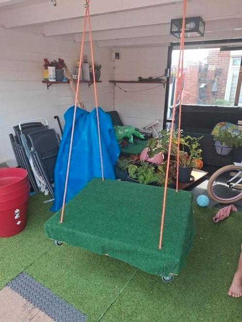 Pallet schommel met kunstgras bedekt en wieletjes, Kinderen en Baby's, Speelgoed | Buiten | Actiespeelgoed, Zo goed als nieuw