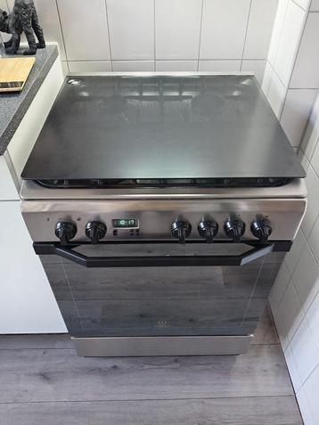 Indesit gasfornuis, 4 pit met oven beschikbaar voor biedingen