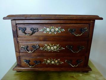 Vintage Juwelenkistje met decoratie. beschikbaar voor biedingen