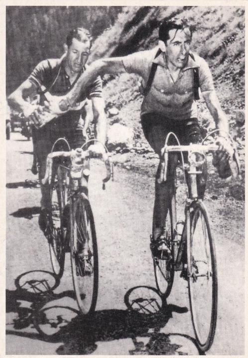 Gino Bartali en Fausto Coppi in 1952 ansichtkaart iconisch, Verzamelen, Sportartikelen en Voetbal, Zo goed als nieuw, Spelerskaart