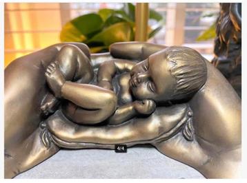 Beeld baby in twee gevouwen handen Polystone 13,5 x 7 cm