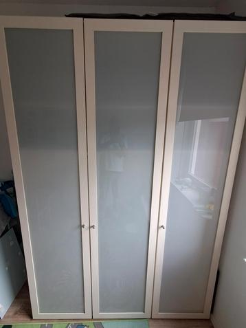 3 drs witte Linnenkast te koop hang en leg. Incl 2 x roede. beschikbaar voor biedingen