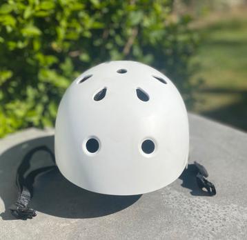 Een zo goed als nieuwe witten K2 varsity helm beschikbaar voor biedingen