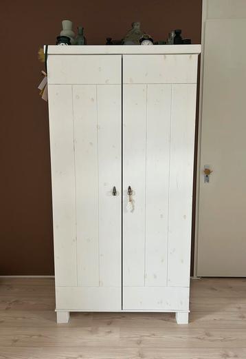 Witte landelijke kast  beschikbaar voor biedingen