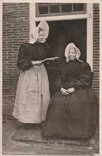 Huizen NH 1950 dames in klederdracht, Verzenden, 1940 tot 1960, Gelopen, Noord-Holland