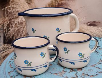 Emaille setje  litermaat/2 mokken bloemendecor  beschikbaar voor biedingen