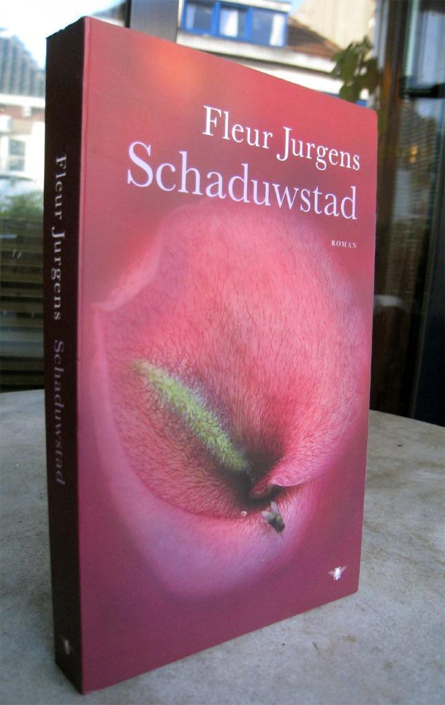 Jurgens, Fleur - Schaduwstad (2012 1e dr.) GRATIS !!!, Boeken, Literatuur, Nieuw, Ophalen of Verzenden