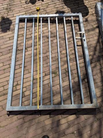 Hondenren / hekwerk met poort beschikbaar voor biedingen