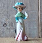 oud klein stenen beeldje, vrouw met hoed en waaier, Verzamelen, Ophalen of Verzenden, Zo goed als nieuw, Mens