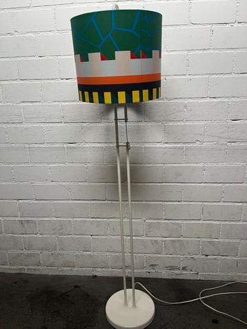 Dijkstra lamp met Kap van made memphis stijl beschikbaar voor biedingen