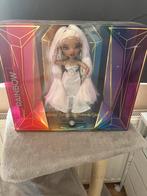 Rainbow High Holiday Edition Roxie Grand, Verzamelen, Poppen, Ophalen of Verzenden, Nieuw, Fashion Doll