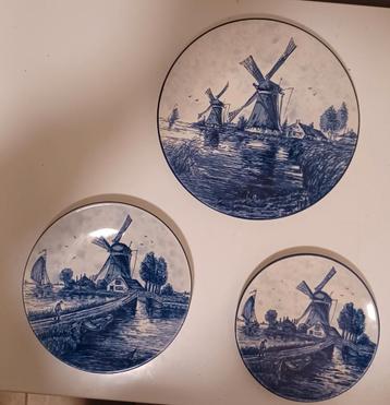Delfs blauwe borden met molens - 3 stuks beschikbaar voor biedingen