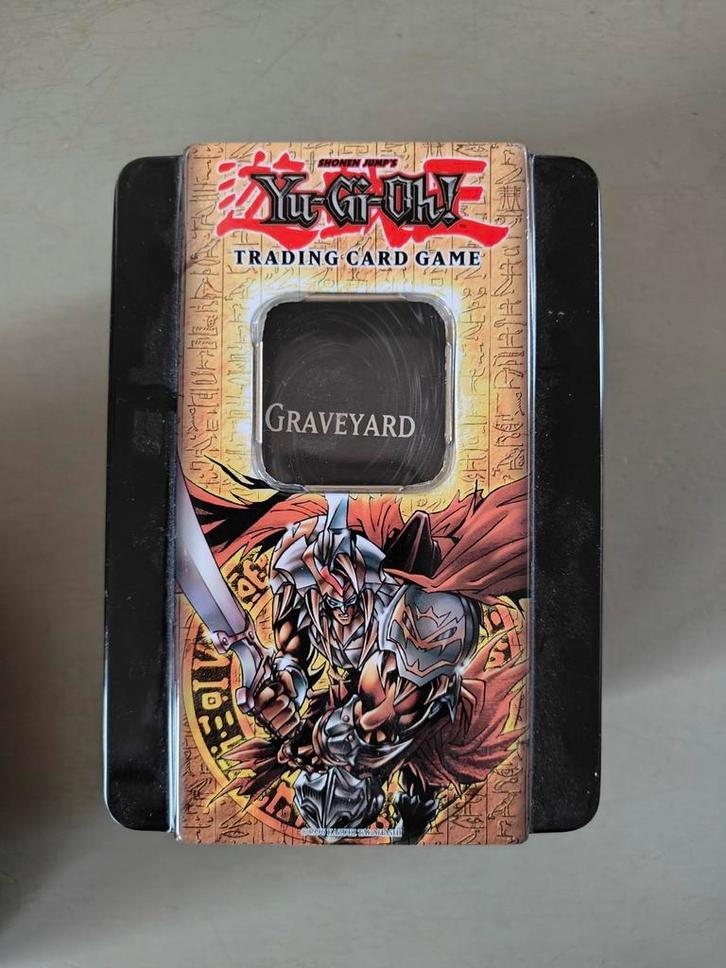 Yu-Gi-Oh collectors tin Gilford the Lightning, Hobby en Vrije tijd, Verzamelkaartspellen | Yu-gi-Oh!, Zo goed als nieuw, Meerdere kaarten
