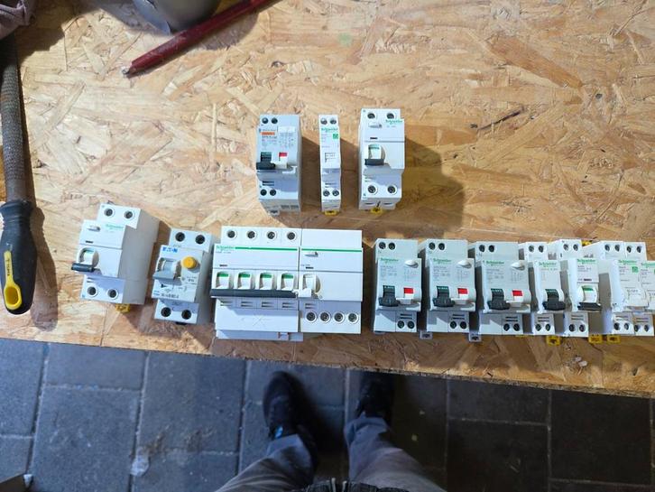 Aardlekautomaten en Schakelaars - Diverse Types, Doe-het-zelf en Verbouw, Elektra en Kabels, Gebruikt, Schakelaar, Ophalen of Verzenden