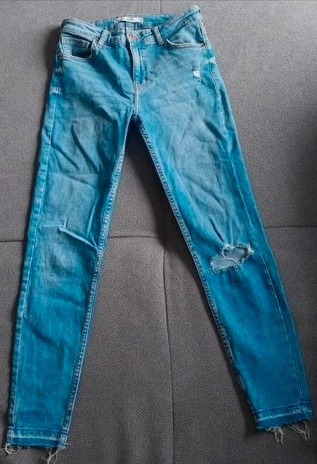 Bershka Skinny Jeans | Maat 36 | Regular Waist | Lichtblauw, Kleding | Dames, Spijkerbroeken en Jeans, Zo goed als nieuw, W28 - W29 (confectie 36)