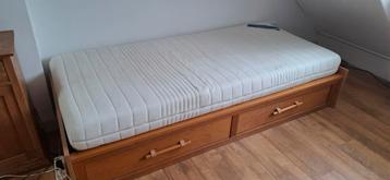 1persoons houten bed met 2 lades beschikbaar voor biedingen