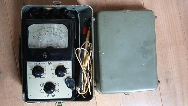 Sovjet analoge multimeter C435 uit 1963 – originele koffer, Doe-het-zelf en Verbouw, Meetapparatuur, Gebruikt, Multimeter, Ophalen