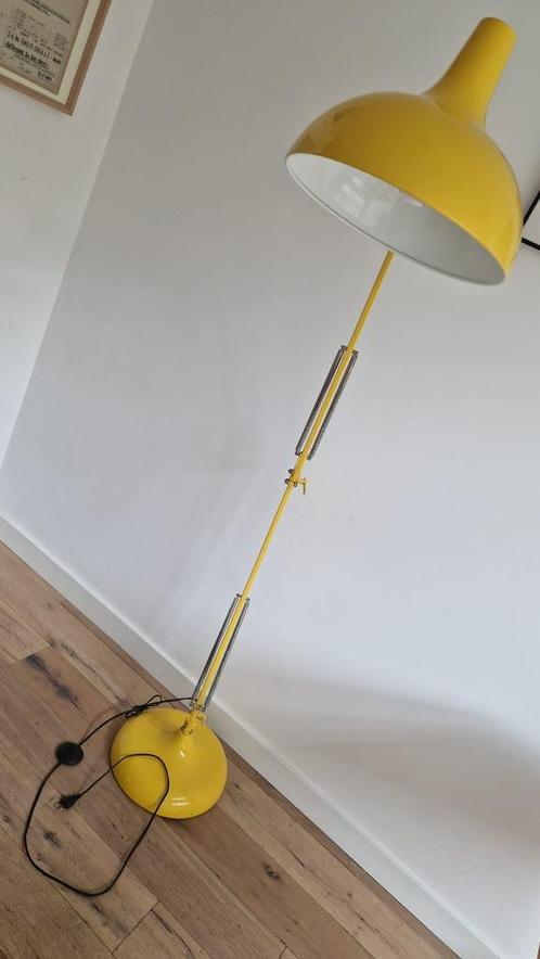 Mooie en leuke vrijstaande vloerlamp, Huis en Inrichting, Lampen | Vloerlampen, Zo goed als nieuw, 150 tot 200 cm, Metaal, Ophalen of Verzenden