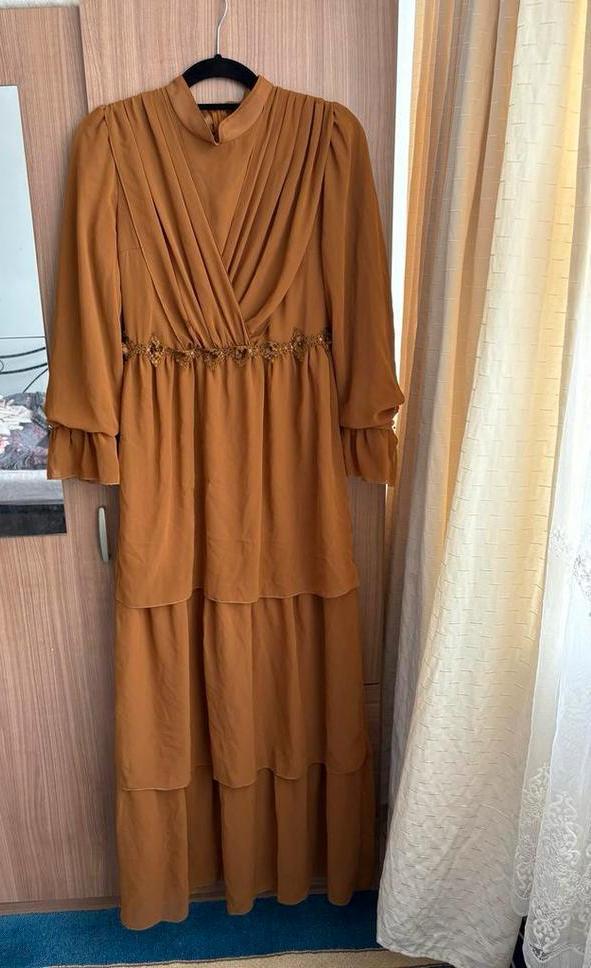 Mooie jurk maat 40/L, Kleding | Dames, Jurken, Zo goed als nieuw, Maat 42/44 (L), Bruin, Onder de knie, Ophalen of Verzenden