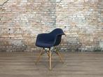 Vitra Eames Plastic Armchair DAW bij TheReSales, Huis en Inrichting, Hout, Blauw, Ophalen of Verzenden, Zo goed als nieuw