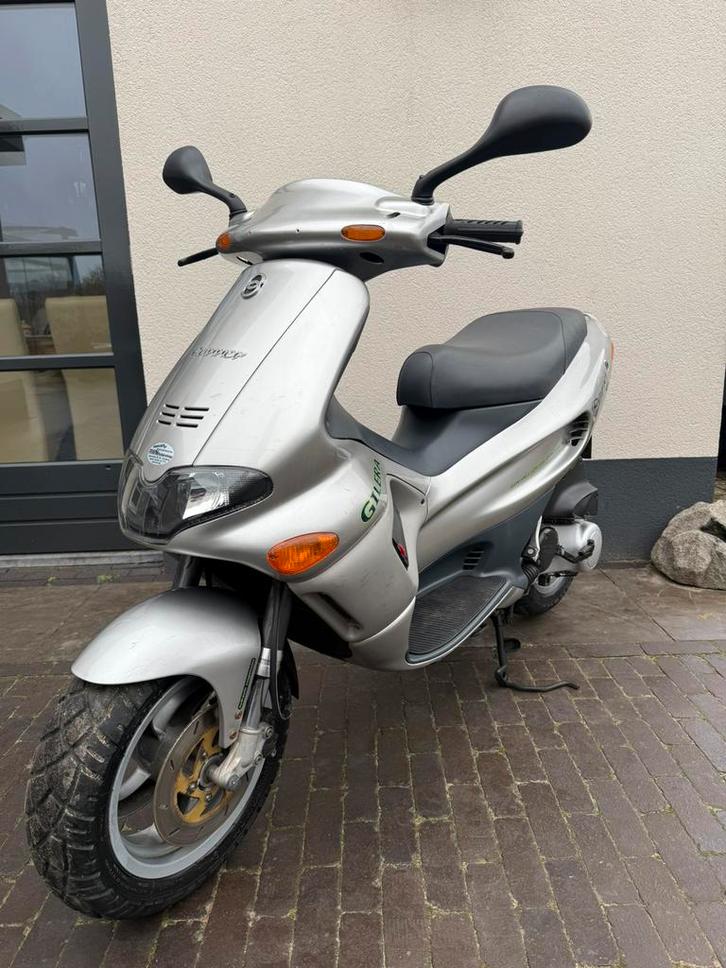 ⭐️Gilera runner 50cc dd Zilvergrijs zeer nette staat⭐️, Fietsen en Brommers, Scooters | Piaggio, Ophalen