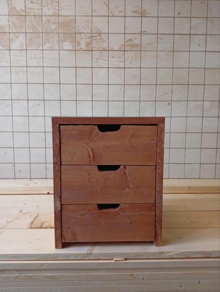 Nieuw leuk stevig nachtkastje, Huis en Inrichting, Slaapkamer | Nachtkastjes, Nieuw, 55 tot 70 cm, 45 tot 65 cm, Hout, Ophalen of Verzenden