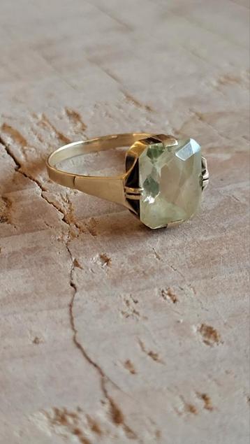 Gouden ring met groene edelsteen beschikbaar voor biedingen